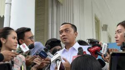 Mensesneg Prasetyo, Disamakan Mensesneg Soeharto, Moerdiono