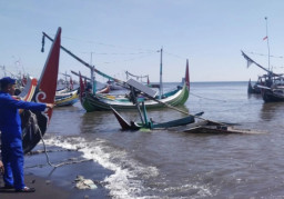 Dihantam Gelombang Tinggi, Perahu Nelayan di Situbondo Alami Kerugian Capai Puluhan Juta