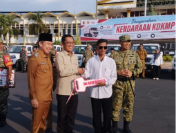 Dukung Operasional Koperasi Merah Putih, Pemkab Jember Serahkan Truk dan Pikap