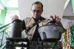 Wujudukan Transaksi Adil, Pemkot Surabaya Berikan Tera Timbangan Gratis ke Pedagang