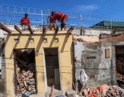 Tertibkan Bangunan Liar, Pemkot Surabaya Bakal Kembalikan Fungsi Jalan dan Saluran di Asemrowo