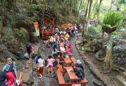 Cocok untuk Healing, Sumber Biru Wonosalam Suguhkan Panorama Aliran Air Jernih