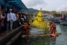 Tradisi Larung Tumpeng di Laut, Wujud Syukur Nelayan Pacitan Sambut 1 Muharam