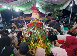Diyakini Bawa Berkah, Warga Berebut Gunungan Buk-Buk Bumeh Bulen Sorah