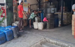 Warga Magetan Beralih ke Minyak Goreng Curah, Dipicu Kelangkaan MinyaKita