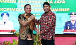 Pererat Hubungan Kelembagaan, Bupati Serahkan Keris Khas Sumenep di Momentum Kehadiran Tamu Kehormatan