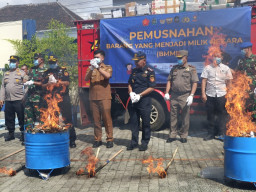 Jutaan Rokok Ilegal dan Ribuan Liter Minuman Etil Alkohol Dimusnahkan Kantor Bea dan Cukai Blitar
