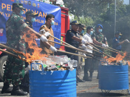 Pemkot Blitar Musnahkan Jutaan Batang Rokok Ilegal dan Barang Milik Negara Bernilai Miliaran
