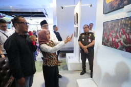 Tinjau Pameran Lukisan & Fotografi Media Center Mojokerto, Ning Ita Berharap Jadi Magnet Kunjungan dan Penggerak Ekonomi