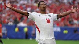 Inggris, Diunggulkan Menang Tipis