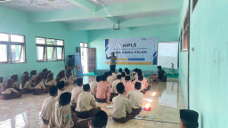 Pelaksanaan MPLS, Polsek Talun Polres Blitar beri Edukasi pada SMA Darul Falah Bertema Police Goes To School