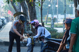 Kapolres Gresik Tinjau Langsung Hari Pertama Sekolah, Pastikan Arus Lalu Lintas Aman dan Lancar