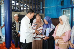 Bupati Lamongan Silaturahmi dan Beri Santunan kepada Keluarga Korban KMN Entok