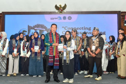 Bupati Pasarkan Produk Lokal Lamongan pada Mahasiswa Mancanegara