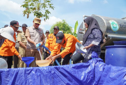 Atasi Kekeringan, Pemkab Lamongan Salurkan Air Bersih