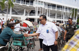 HUT Ke-54 Petrokimia Gresik, 529 Abang Becak Terima Santunan Rp200 Ribu dan Bingkisan