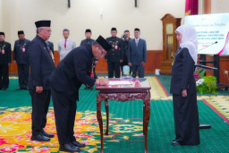 Khofifah Lantik 6 Pejabat Pemprov Jatim, Dorong Percepatan Digitalisasi Layanan Publik