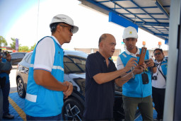 PLN Perluas Akses Pengisian Daya Mobil Listrik di Tol Solo Ngawi dan Ponpes Al-Fatah Temboro