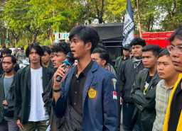 BEM Nusantara Jatim Kirim Karangan Bunga ke Kejati, Protes Penanganan Kasus Eks Jampidsus