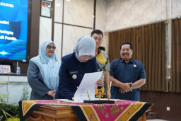 Mbak Wali Jelaskan Pertanggungjawaban APBD 2025, Dua Raperda Resmi Jadi Perda