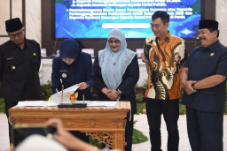 Mbak Wali dan DPRD Setujui Dua Perda, Optimalkan Tata Kelola Keuangan dan Demokrasi
