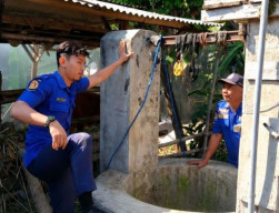 Damkar Kediri Evakuasi Sapi Limosin Berbobot 160 Kg yang Tercebur Sumur