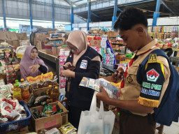 Wujudkan Pasar Pangan Aman, Balai POM di Bima Gandeng Pengelola Pasar dan Saka POM Sisir Pasar Amahami