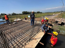 Tingkatkan Mobilitas Masyarakat, Pemkab Pasuruan Rehabilitasi Jembatan Lekok-Rejoso