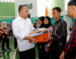 Masuk Tahun Ajara Baru, Pemkot Surabaya Serahkan Bantuan Pendidikan ke Pelajar