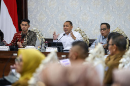 Wali Kota Eri Cahyadi Paparkan Strategi Pengentasan Kemiskinan Terintegrasi di Surabaya