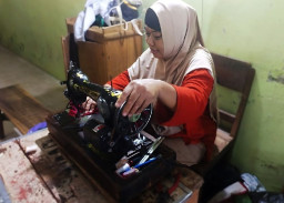 Bertahan dengan Tarif Murah, Penjahit di Magetan Banjir Pesanan Seragam Sekolah