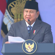 Prabowo-Jokowi, Saling Beri Hormat di Hari Bhayangkara ke-80