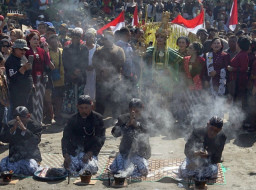 Baca juga : Tradisi Ritual Larung Sembonyo di Pantai Sidem Sedot Ratusan Pengunjung