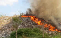 Diduga Gegara Puntung Rokok Dimtambah Angin Kencang, Lahan di TPA Pakusari Terbakar