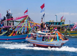 Agenda Wisata ‘Tradisi Petik Laut’, Warnai Keseruan Balap Perahu Fiber di Probolinggo