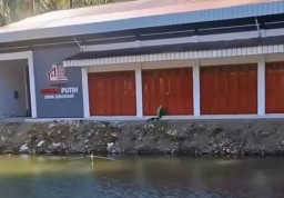 Bikin Heboh! Kopdes Merah Putih Gedangan Malang Berdiri di Seberang Sungai