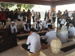 Sambut HUT RI ke-81, Rombomgan Ketua MPR Bersama Rombongan Ziarah Kunjungi Makam BK