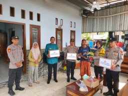 Polsek Kesamben Salurkan Bantuan dan Bersihkan Sisa Insiden kebakaran Rumah Kakek Sukatin