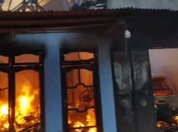 Mobil di Blitar Hangus Terbakar Akibat Konsleting Listrik, Kerugian Capai Rp200 Juta Lebih