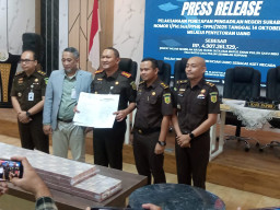 Uang Judi Balik ke Negara, Kejari Tanjung Perak Setor Rp4,9 Miliar Hasil TPPU ke Kas Negara