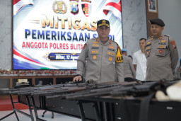 Tingkatkan Disiplin dan Profesional Personil, Kapolres Blitar Pimpin Pemeriksaan Senpi Anggotanya
