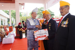 Upacara Bendera Dalam Rangka HUT Ke-81 RI di Lamongan Berjalan Khidmat, Disertai Pemberian Tali Asih ke Veteran