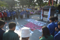 Aksi simbolis Aliansi BEM Madiun bertajuk Mentirakati Indonesia