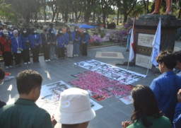 ‎Mentirakati Indonesia, Mahasiswa Madiun Kenang Setahun Tragedi Agustus