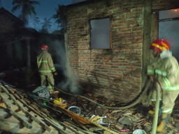 Gegara Lupa Matikan Kayu Tungku, Rumah Kakek 73 Tahun di Blitar Hangus Terbakar