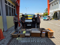 Ratusan Botol Arak Bali Diangkut Pikap, Satresnarkoba Polres Gresik Amankan Dua Orang
