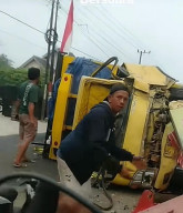 Diduga Kurang Konsentrasi, Truk Mitsubishi Tabrak Yembok Sekolahan di Blitar