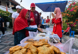 Lepas Jalan Sehat Warga Ketabang, DPR RI Soroti Peran UMKM sebagai Penopang Ekonomi