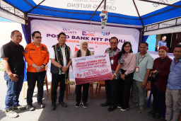 Pemprov Bersama Bank Jatim Salurkan Bantuan Sosial Untuk Masyarakat Terdampak Bencana di NTT
