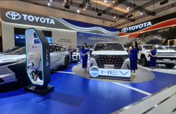 Toyota Perluas Pilihan Elektrifikasi di GIIAS Surabaya, Land Cruiser 300 Hybrid EV Jadi Sorotan